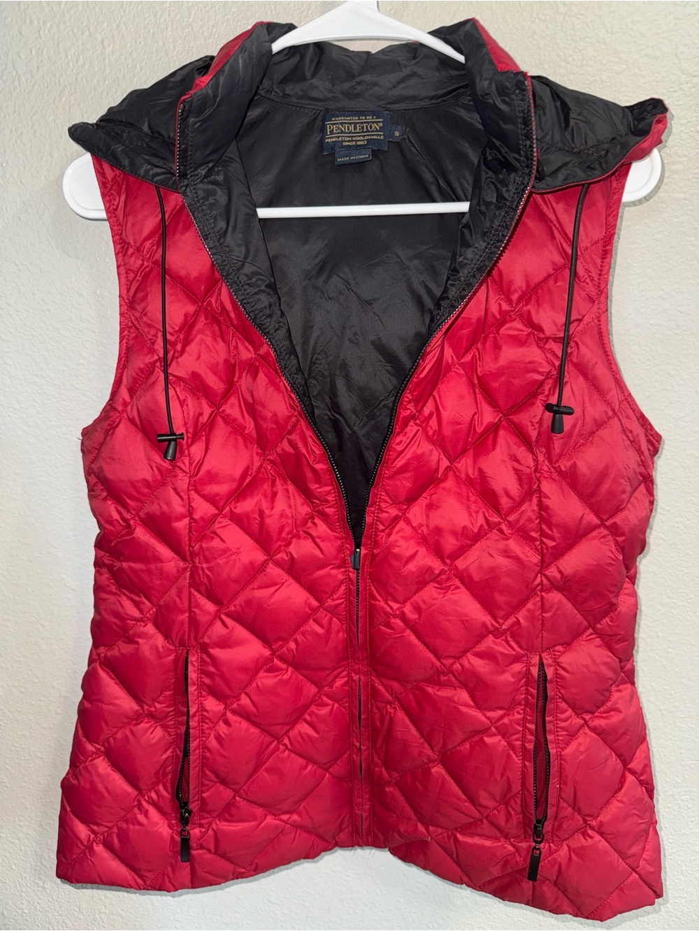 Pendleton red Puffer diamond Quilted hooded, Vest Size S, Duck Down Lightweight